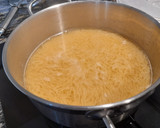 Foto del paso 1 de la receta: Caldo de calabaza con fideos 🎃