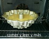 Foto del paso 5 de la receta Bundt cake de yogur de albaricoque y mermelada de fresas