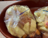 Foto del paso 5 de la receta: Jamoncitos de pollo con manzana (En bolsa de asar al horno)