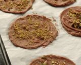 Foto langkah ke 7 dari resep Pistachio Chocolate Crispy Gluten Free.