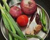 A picture of step 1 of Fish Spring Onion Gravy.