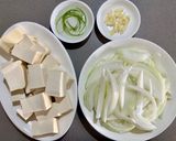 洋蔥豆腐燒 / 銅板料理的食譜步驟1照片