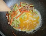 รูปขั้นตอนการทำที่ 3 ของ ผัดแตงกวาหมูสับใส่ไข่ (อาหารเด็ก)