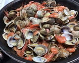 Foto del paso 1 de la receta: Almejas con quisquillas picante al brandy de Jerez