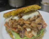 Foto del paso 17 de la receta: Arepa🥯de mazorca🌽rellena de pollo🍗, ensalada y salsa🍎tártara liviana🧆🥙🫓