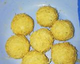 A picture of step 4 of Cheesy chicken balls.