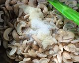 Foto langkah ke 2 dari resep Mete Goreng Bawang Putih.