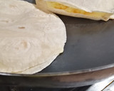 Foto del paso 2 de la receta: Quesadillas queso-choclo fácil y rápido 🧀🌽 (individual)