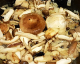 Foto del paso 4 de la receta: Tallarines frescos con variado de setas en salsa blanca