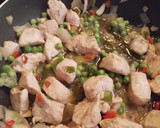 Foto del paso 3 de la receta: Arroz con pollo y aceitunas