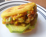 Foto del paso 8 de la receta: Arepa rellena de calabacín y aguacate🥑🍘🥗