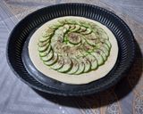 Une image de l'étape 9 de Tarte à la courgette moutarde et fromages 🍴.