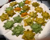Foto del passaggio 5 della ricetta Ravioli colorati, ricotta e prezzemolo saltati burro e salvia, e tagliatelle tricolore al pomodoro