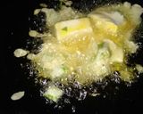 Foto langkah ke 3 dari resep Tahu Goreng iris daun kunyit.