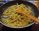 Foto del passaggio 3 della ricetta Fusilli di farina di ceci con pesto di zucchine e noci