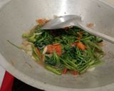 Foto langkah ke 4 dari resep Tumis kangkung saus tiram.