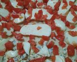 Foto del paso 3 de la receta: Pizza mitad mantecoso, jamón y morrón, mitad con 3 quesos