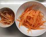 Foto del passaggio 1 della ricetta Insalata di carote alle erbe e limone
