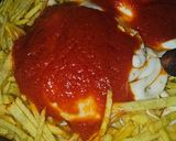 Foto del paso 5 de la receta Huevos fritos con patatas paja, salsa de tomate y salchichas