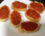 Foto del paso 2 de la receta: Montaditos de sobrasada con miel y queso de cabra