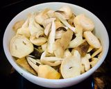 Hình bước làm 1 của món Canh Hẹ, Đậu Hũ Trứng Nấu Nấm Rơm