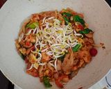 Foto langkah ke 6 dari resep Kwetiau Goreng Udang.