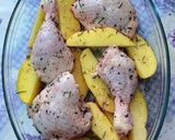 Foto del paso 4 de la receta: Cuartos traseros de pollo asados al horno con patatas nuevas