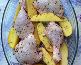 Foto del paso 4 de la receta: Cuartos traseros de pollo asados al horno con patatas nuevas