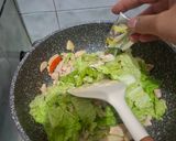 Foto langkah ke 4 dari resep Mie Instan Goreng Rendah Kalori, Tinggi Protein (Telur + Dada Ayam 100gr).