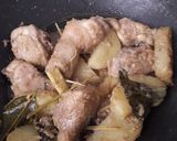 Foto langkah ke 4 dari resep Ayam kemiri bumbu kuning.