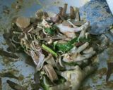 Foto langkah ke 6 dari resep "Seblak kadedemes kulit singkong".