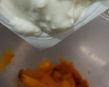 Foto del paso 2 de la receta: Magdalenas de yogurt griego, calabaza y chocolate blanco 🎃 🍫