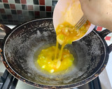 Foto langkah ke 2 dari resep Telur Dadar Udang.