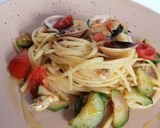Foto del passaggio 5 della ricetta Linguine vongole di mare zucchine e pomodorini