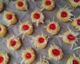 Foto langkah ke 3 dari resep Strawberry Cheese Thumbprint Cookies.