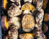 Foto del paso 3 de la receta: Pollo al horno con papas y boniatos 💘🤤