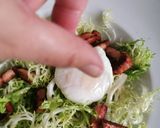 Foto del paso 6 de la receta: Ensalada de lechuga frisée, tocino y huevo poché