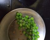 A picture of step 1 of Vegetable sukha in green curry paste.