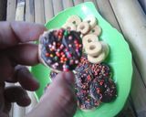 Foto langkah ke 5 dari resep Cookies donat.