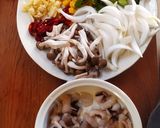 Hình bước làm 1 của món Mực xào nấm thập cẩm vị xì dầu
