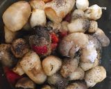 Hình bước làm 3 của món Nấm Rơm Kho Cà Chua