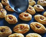 Une image de l'étape 4 de Sekerpare (dessert turc).
