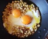 Foto del paso 1 de la receta Huevos camperos rotos con habas