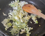 Foto del paso 1 de la receta: Huevos rotos con gulas y puerro