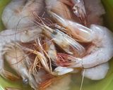 Foto langkah ke 1 dari resep Udang Asam Manis.