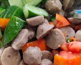 ยำลูกชิ้นแตงกวาดอง วิธีทำสูตร 2 รูป