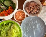Hình bước làm 4 của món Gỏi Cuốn Thịt Xá Xíu & Hoa Sen Cạn