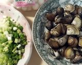 酒蒸菇菇蛤蜊的食譜步驟1照片
