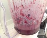 Foto del passaggio 3 della ricetta Smoothie fragole, mirtilli, kiwi, con goji e pinoli tostati