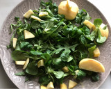 Foto del paso 3 de la receta: Salmón con ensalada de rúcula, canónigos,manzana 🍎 y fresón
